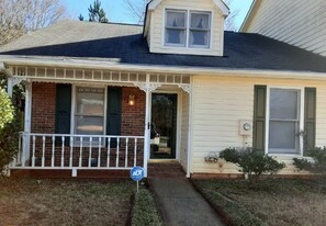 8058 Woodlake Dr in Riverdale, GA - Building Photo