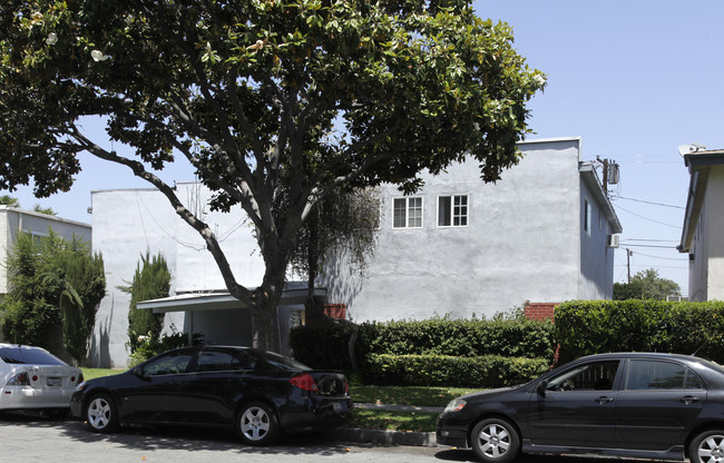 705 E Santa Fe Ave in Fullerton, CA - Foto de edificio - Building Photo