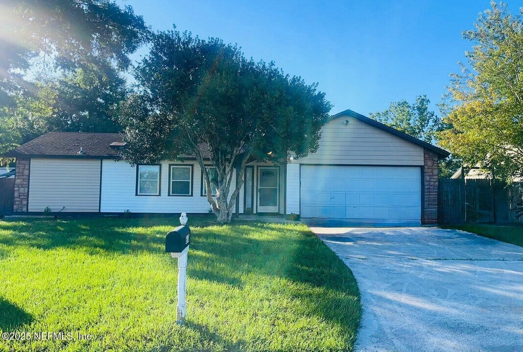 680 Roger Sherman St in Orange Park, FL - Building Photo