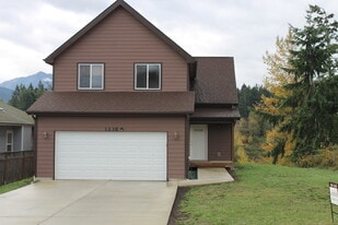 1238 W 12th St in Port Angeles, WA - Building Photo