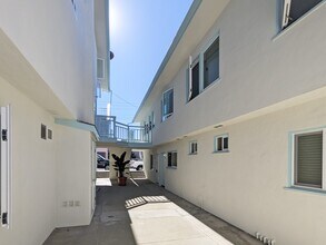 121-131 8th St in Hermosa Beach, CA - Building Photo - Building Photo