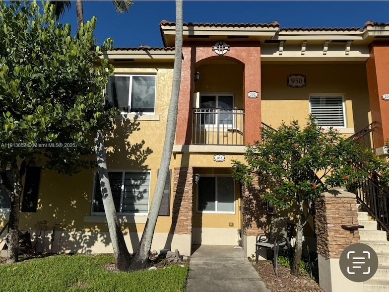 930 NE 34th Ave, Unit 102 in Homestead, FL - Foto de edificio
