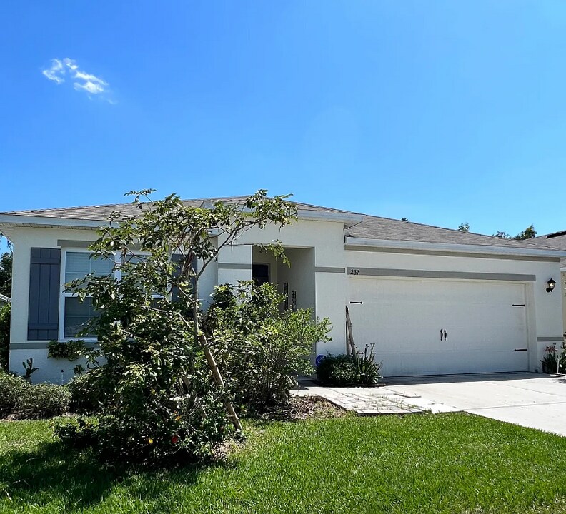 237 St Georges Cir in Eagle Lake, FL - Building Photo
