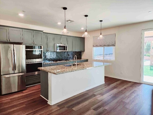 26065 Plumcot Dr in Corona, CA - Foto de edificio - Building Photo