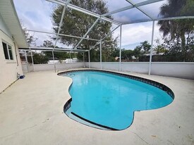 820 Pineland Ave in Venice, FL - Building Photo