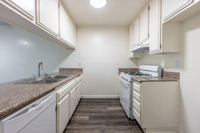 Lakewood Gardens in Lakewood, CA - Building Photo - Interior Photo