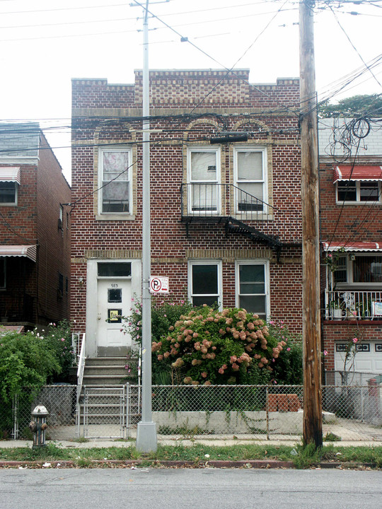 983 Burke Ave in Bronx, NY - Foto de edificio