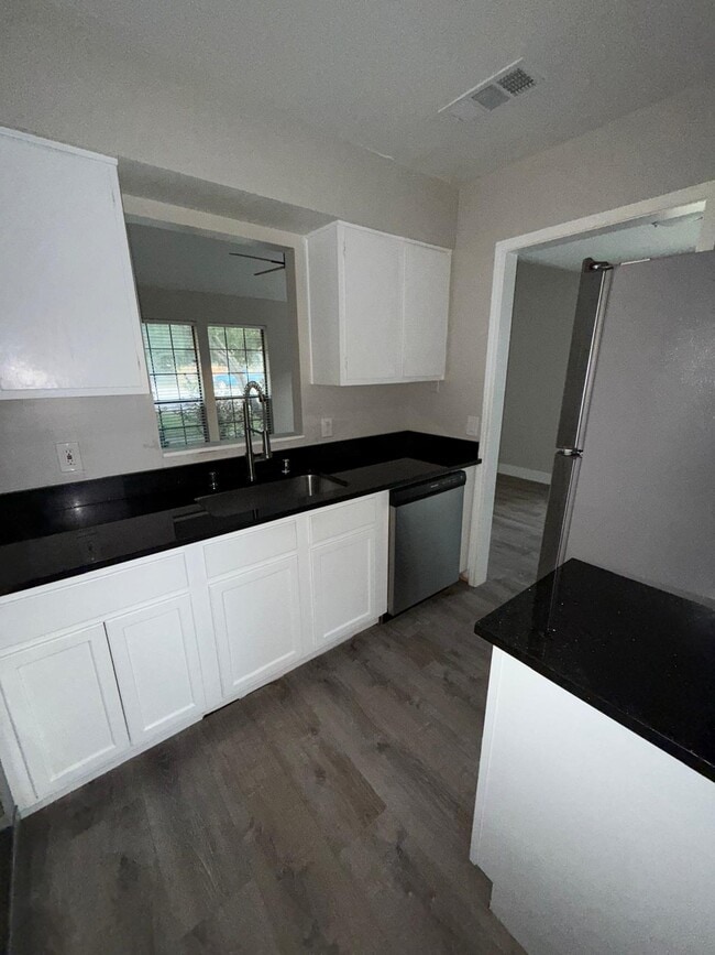 211 Shrum Ct in Irving, TX - Building Photo - Building Photo