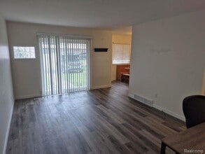 8401 18 Mile Rd in Sterling Heights, MI - Building Photo - Building Photo