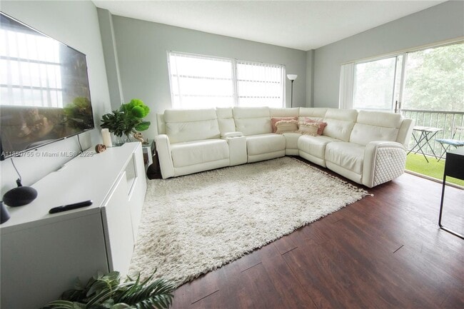 property at 4166 Inverrary Dr