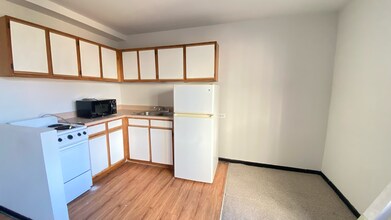 3933 N Clarendon Ave, Unit 304 in Chicago, IL - Building Photo - Building Photo