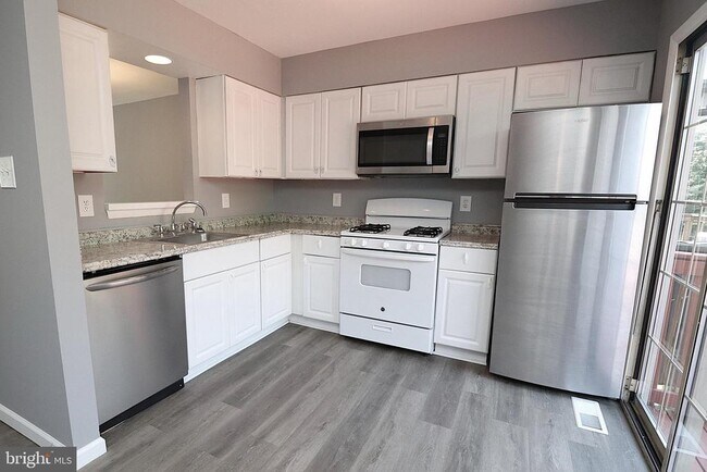 18365 Honeylocust Cir in Gaithersburg, MD - Building Photo - Building Photo