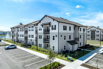 Story Lake Gibson in Lakeland, FL - Building Photo - Building Photo