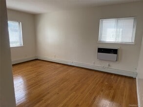 55 Hickory Rd in Port Washington, NY - Building Photo - Building Photo