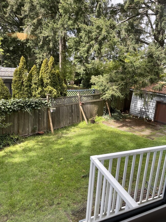 410 Terrahue Rd in Victoria, BC - Building Photo - Building Photo