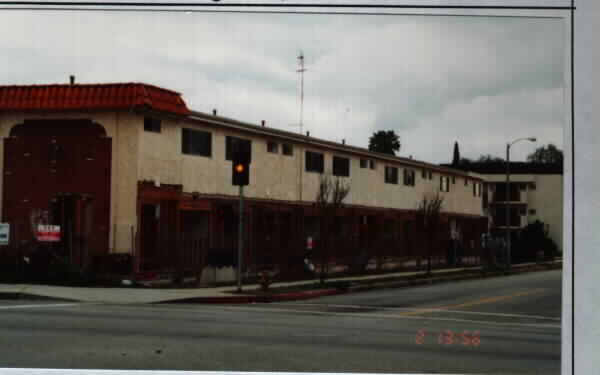 Roscoe Place in Canoga Park, CA - Foto de edificio - Building Photo