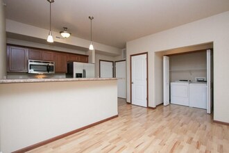 1848 W Benton St in Iowa City, IA - Foto de edificio - Building Photo