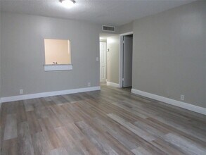 4280 Woodside Dr, Unit 11 in Coral Springs, FL - Building Photo - Building Photo