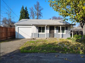 1115-1121 El Vecino Ct in Modesto, CA - Building Photo