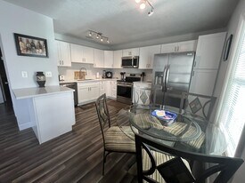 5132 Beach Dr SE, Unit D in St. Petersburg, FL - Building Photo