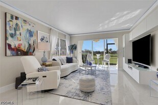 9 High Point Cir N in Naples, FL - Building Photo