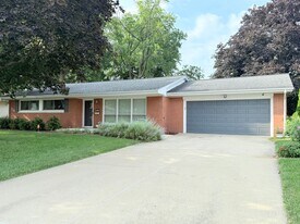 207 Ivanhoe Way in Bloomington, IL - Building Photo