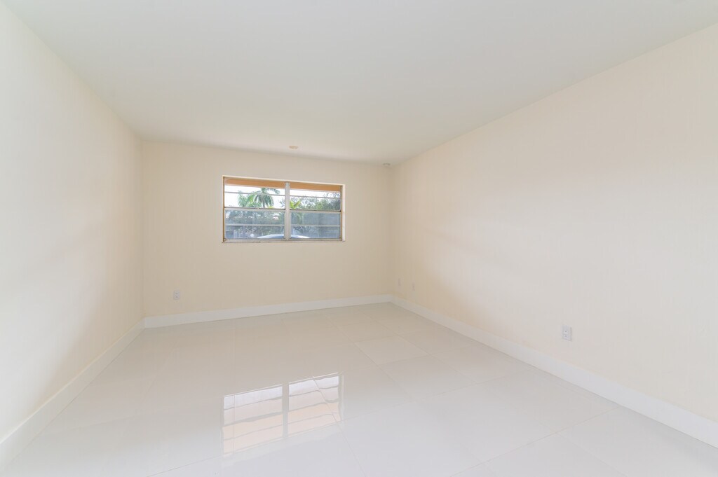 Lomar Apartments in Hollywood, FL