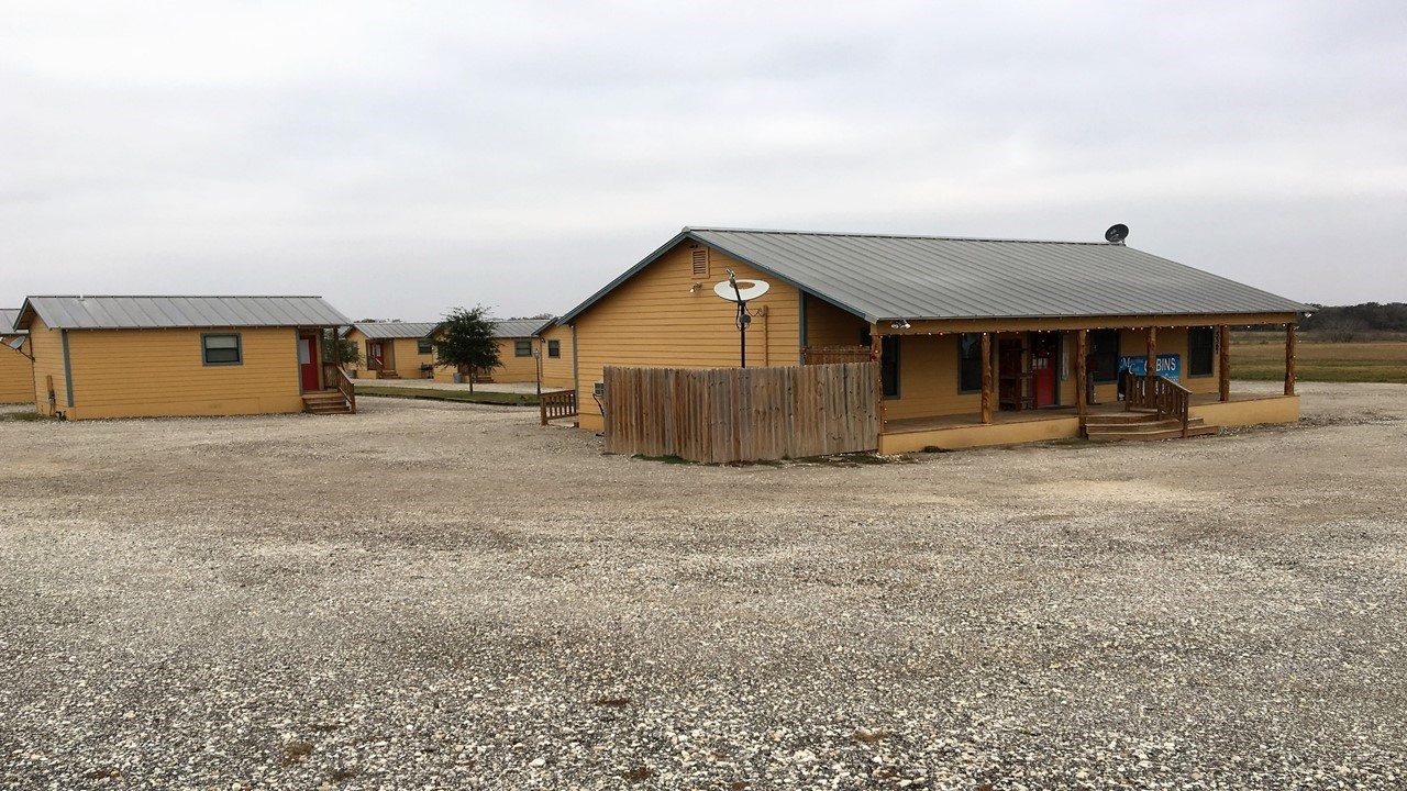 Man Camp in Floresville, TX - Foto de edificio