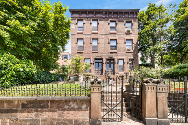 2311 Green St, Unit 2F in Philadelphia, PA - Building Photo - Building Photo