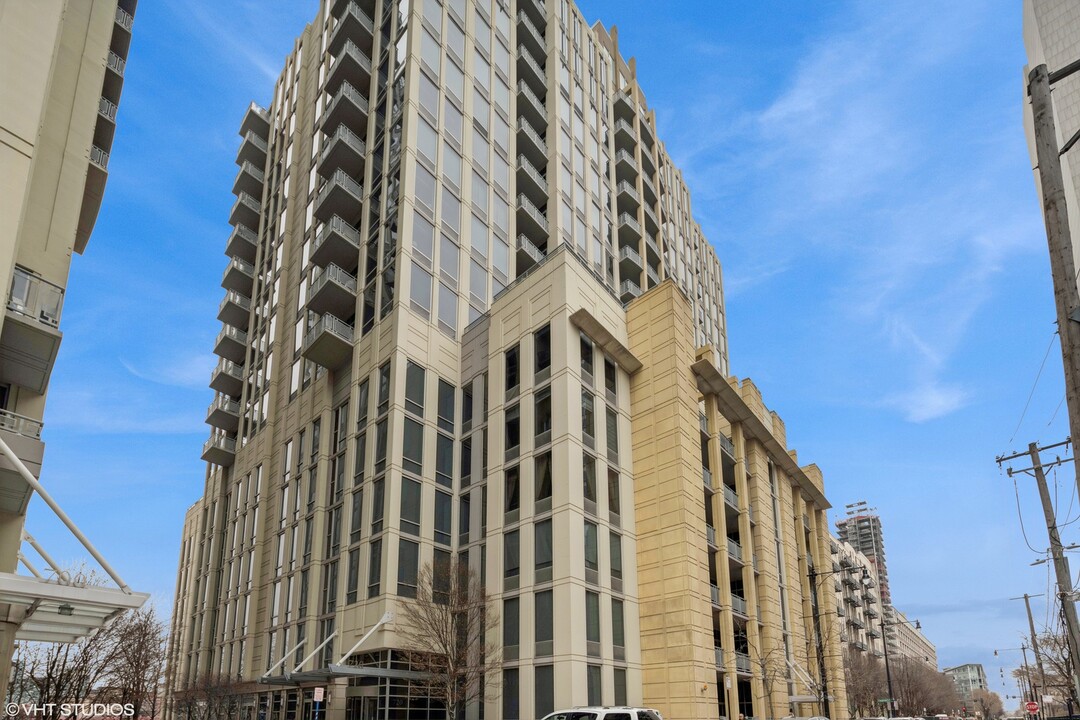 720 N Larrabee St in Chicago, IL - Foto de edificio