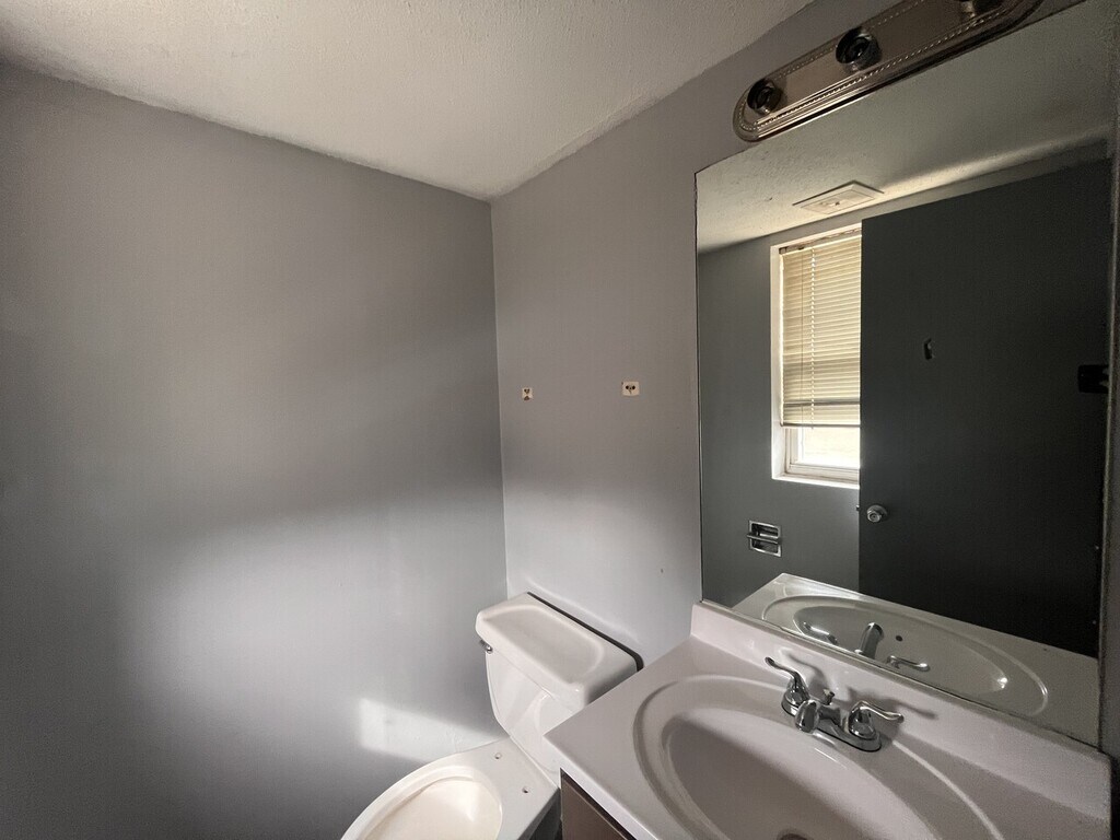 320 E 1st Ave Hutchinson, KS Rental Homes and Apartments for Rent