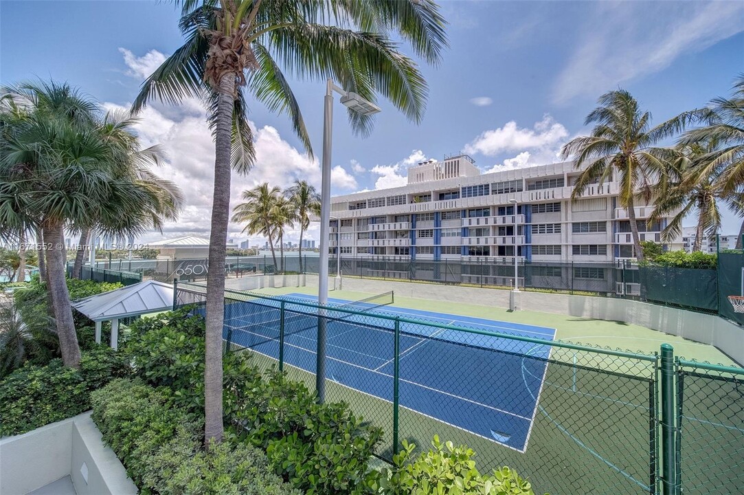 628 Lenox Ave, Unit 1908 in Miami Beach, FL - Building Photo