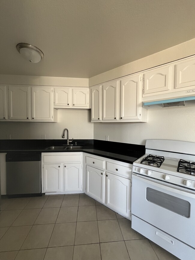1615 W 205th St, Unit 1 in Torrance, CA - Building Photo - Building Photo