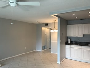 2800 Indian River Blvd in Vero Beach, FL - Foto de edificio - Building Photo