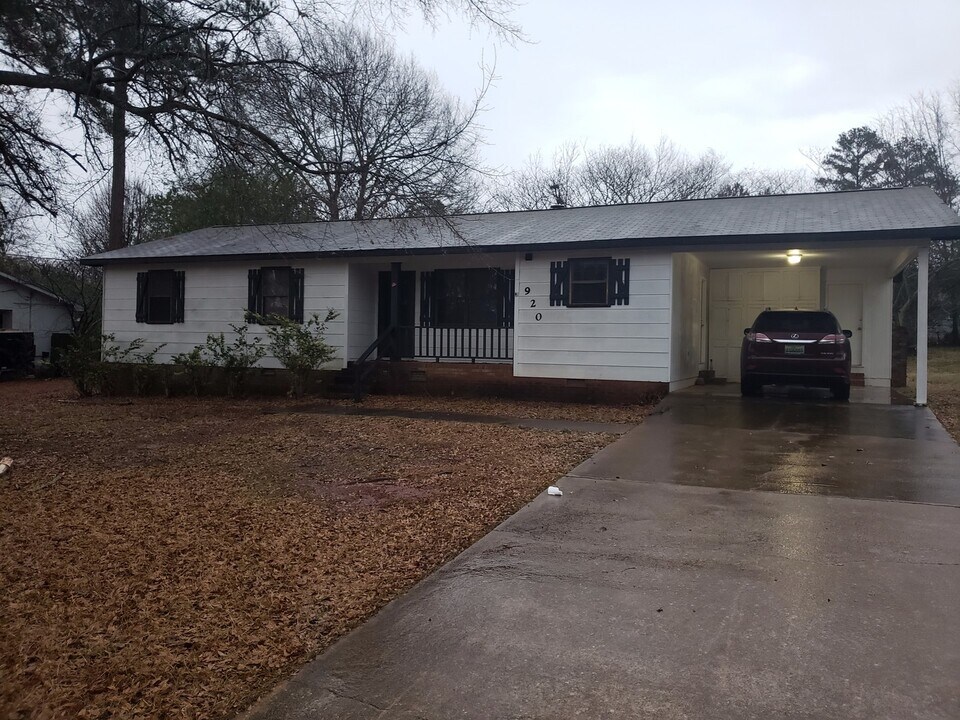 920 Dennis St SW in Jacksonville, AL - Building Photo