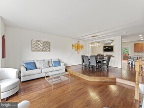 8873 Royal Doulton Ln in Fairfax, VA - Building Photo - Building Photo