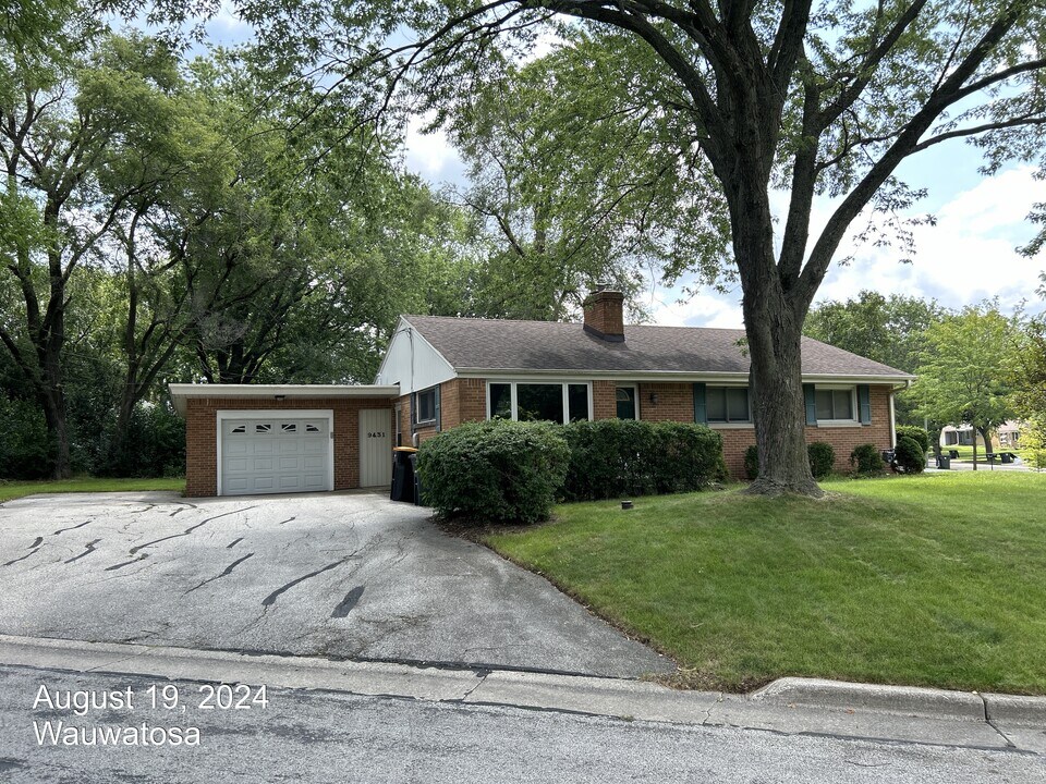 9431 W Marion St in Wauwatosa, WI - Building Photo