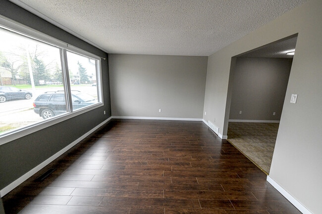 9310 A-93100 100 Ave. in Grande Prairie, AB - Building Photo - Building Photo