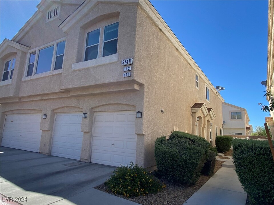 8748 Tomnitz Ave in Las Vegas, NV - Building Photo