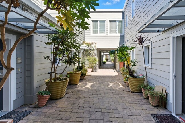 1585 Brunswig Ln in Emeryville, CA - Building Photo - Building Photo