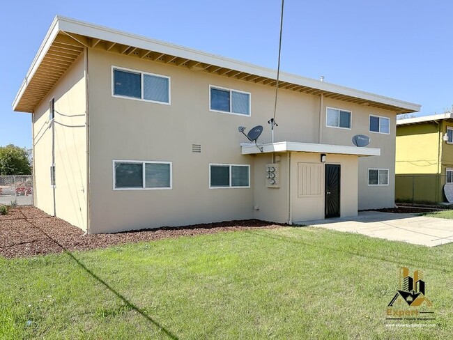 7143 Bacchini Ave in Sacramento, CA - Foto de edificio - Building Photo