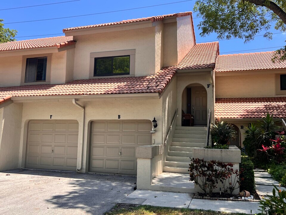 5650 Coach House Cir in Boca Raton, FL - Building Photo