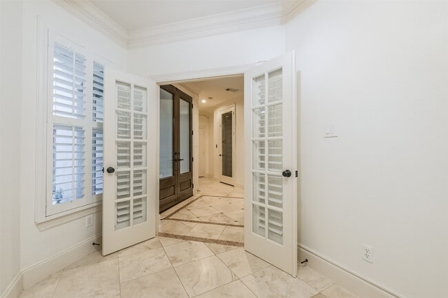 property at 407 W Bell St