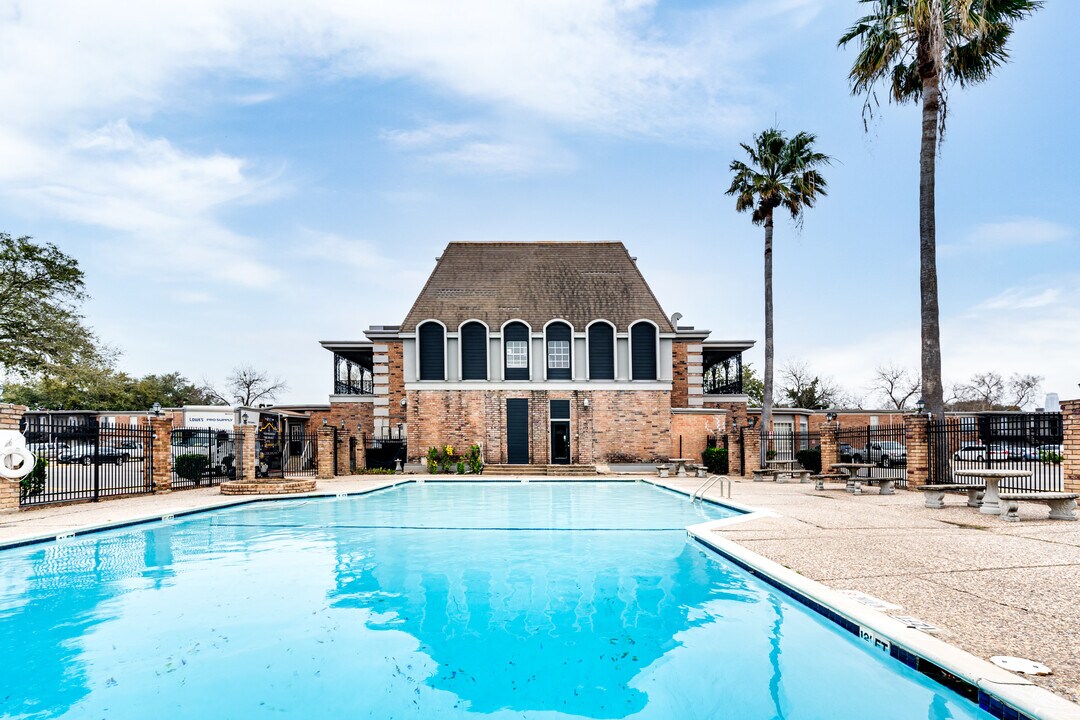 Napoleon Square in Houston, TX - Foto de edificio