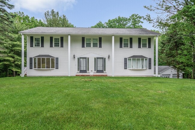 352 Mammoth Rd in Londonderry, NH - Building Photo - Building Photo
