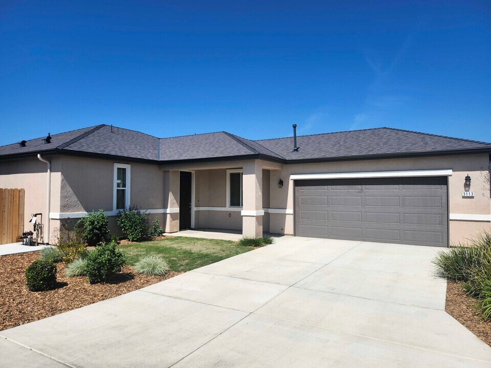 3113 Dorset St in Tulare, CA - Building Photo