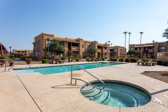 San Marina Apartments in Phoenix, AZ - Foto de edificio - Building Photo