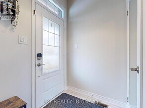 10 Snowberry Ln in Hamilton, ON - Building Photo - Building Photo