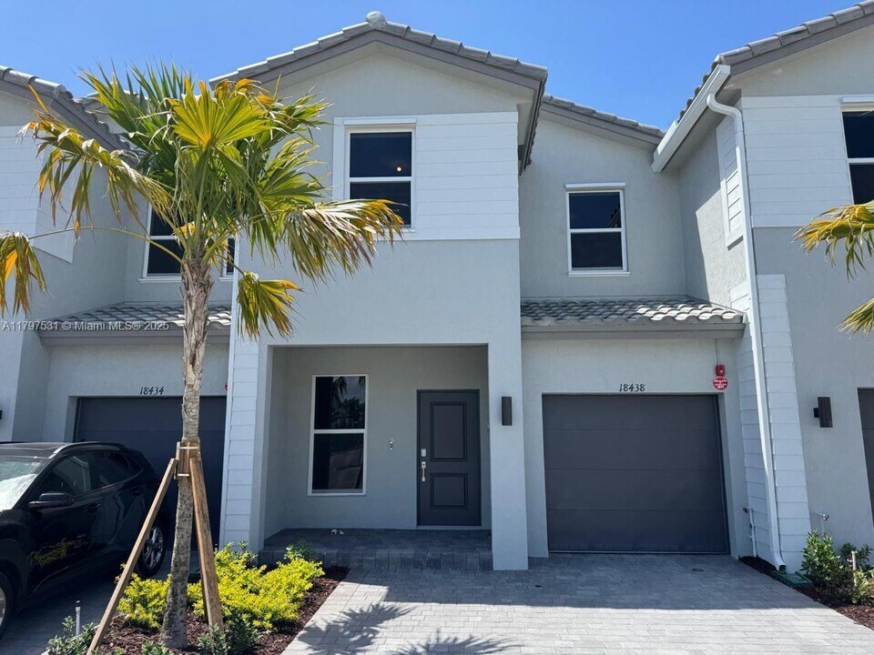 18438 SW 2nd St in Pembroke Pines, FL - Building Photo
