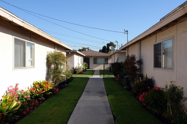 3807-3813 W 105th St in Inglewood, CA - Building Photo - Building Photo